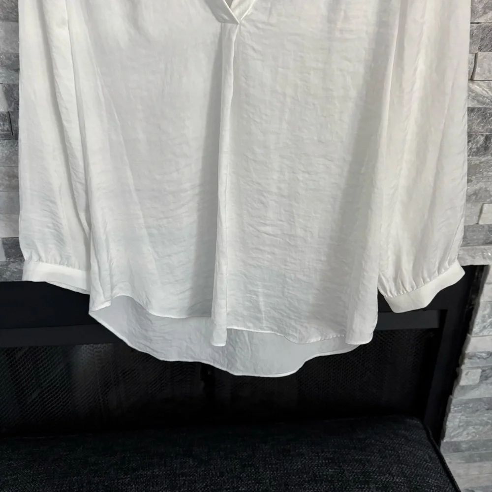 Vince Camuto rumple satin White V-Neck Blouse - Picture 3 of 9